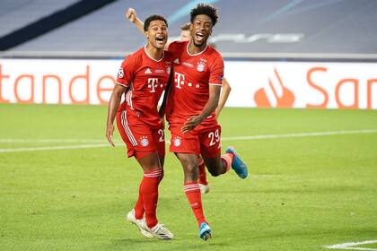 Coman festeja con Gnabry el gol más importante de su sufrida carrera: valió una Champions