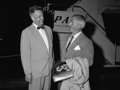Kinsey a punto de volar a Lima, Perú, a hacer investigación en 1954 y William Faulkner, novelista Nobel, camino a Sao Paulo, Brasil