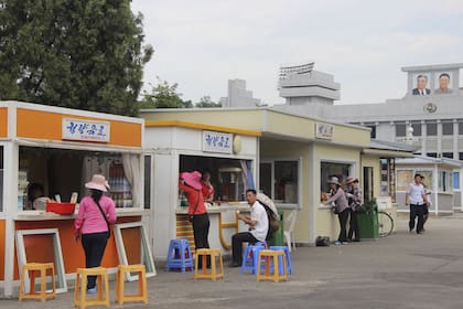 Kioscos privados atendidos por mujeres en Pyongyang, reflejo de la nueva clase media norcoreana