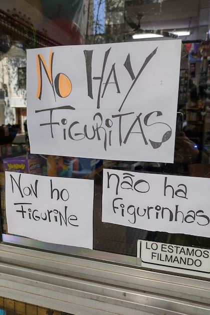 Kiosqueros estresados por falta de figuritas del Mundial y la alta demanda. Kiosco sobre la calle Altolaguirre, en Villa Urquiza