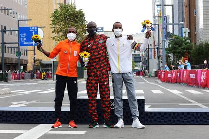 Kipchoge es bicampeón olímpico, como lo fueron el etíope Abebe Bikila en Tokio 1964 y el alemán Waldemar Cierpinski en Moscú 1980; Abdi Nageeye obtuvo la medalla plateada para Países Bajos y su amigo Bashir Abdi consiguió la de bronce para Bélgica.