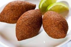 Kibbe frito facil, relleno con huevo duro