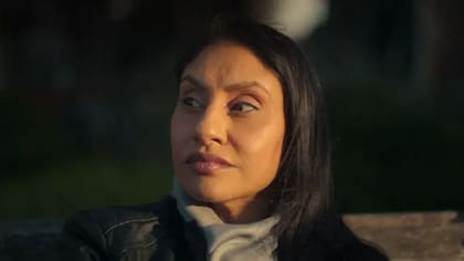 Kirat Assi fue víctima de un engaño durante casi nueve años por parte de alguien que se hacía pasar por Bobby, un apuesto cardiólogo; ella relató sus experiencias en un documental de Netflix