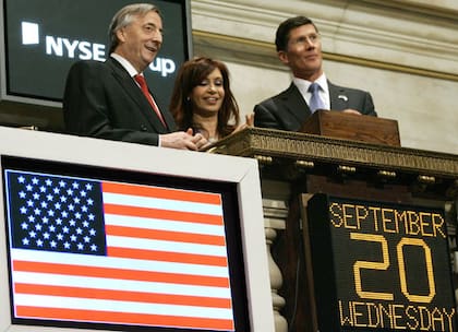 Kirchner dio el campanazo de comienzo de la ronda bursátil en Wall Street, con su esposa y el máximo ejecutivo de la Bolsa