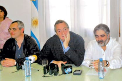 Néstor Kirchner, en Santa Cruz, flanqueado por el entonces vicegobernador, Carlos Sancho, y por el entonces gobernador, Sergio Acevedo