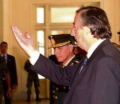 El 24 de marzo de 2004, el presidente Néstor Kirchner le ordena al jefe del Ejército, general Roberto Bendini, descolgar los cuadros de Jorge Rafael Videla y Reynaldo Benito Bignone de la galería del Colegio Militar