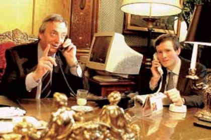 Kirchner recibe satisfecho la felicitación de Bush por el acuerdo con el FMI, acompañado del traductor oficial Walter Kerr