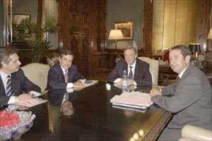 Néstor Kirchner y Alberto Fernández junto a los entonces gobernadores Carlos Rovira, de Misiones, y Julio Cobos, de Mendoza