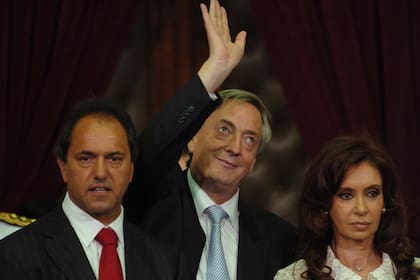 Néstor Kirchner saluda a los presentes en el acto de asunción de la presidenta Cristina Kirchner