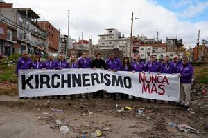 "Kirchnerismo nunca más" y con camperas violetas: el anuncio de la alianza de La Libertad Avanza con Pro en la provincia de Buenos Aires; en el centro, Javier Milei