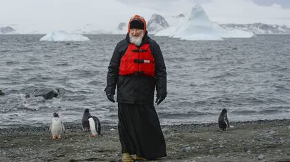 Kirill estuvo con pingüinos en la Antártida rusa