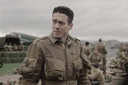 Kirk Acevedo en la miniserie “Band of Brothers”; el actor tiene experiencia personal en el manejo de armas de fuego, pero muchos de sus colegas, explicó a NYT no lo tienen y pedirles que se hagan cargo de la seguridad no es lo adecuado