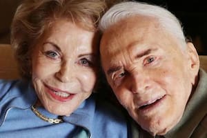 Murió a los 102 años Anne Buydens, la viuda de Kirk Douglas