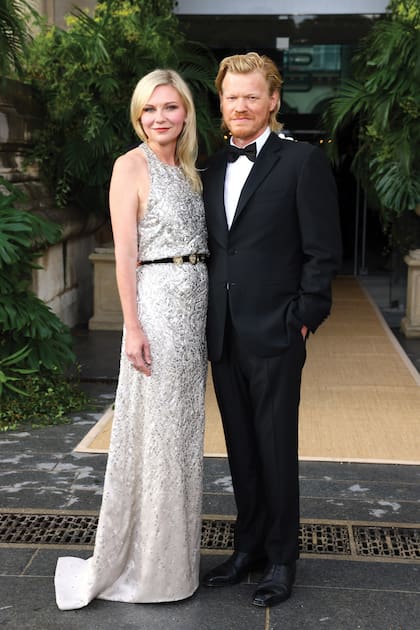 Kirsten Dunst de la mano de su marido, Jesse Plemons. La actriz llevó un vestido de gasa con cuello halter bordado con lentejuelas de Chanel.