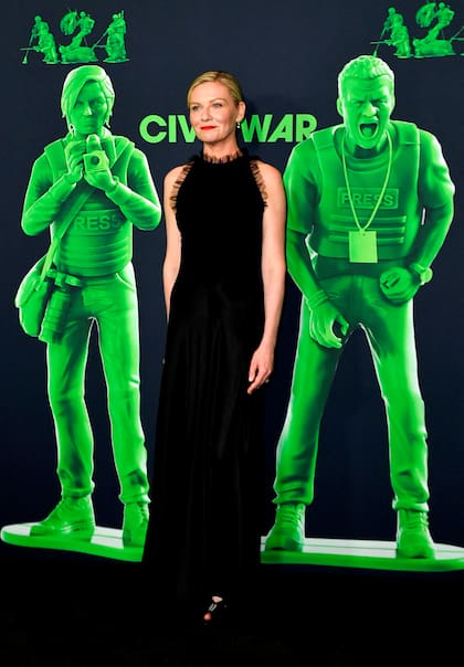Kirsten Dunst dijo presente en el estreno de la película distópica Guerra Civil en Los Ángeles con un elegante y distinguido vestido negro. El diseño llevaba la firma de Rodarte. La actriz completó el look con un peinado recogido y los labios en rojo intenso 