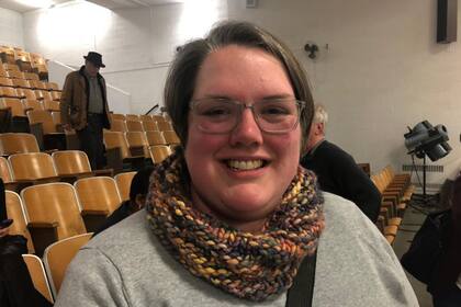 Kirsten Plowman, 38 años, votó primero por Klobuchar, pero luego cuando fuera de la contienda le dio su voto a Buttigieg