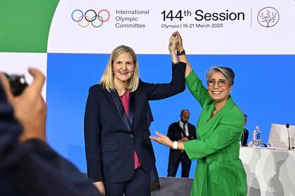 Kirsty Coventry, nueva presidenta del COI, junto a Nicole Hoevertsz, la vicepresidenta, luego de la elección