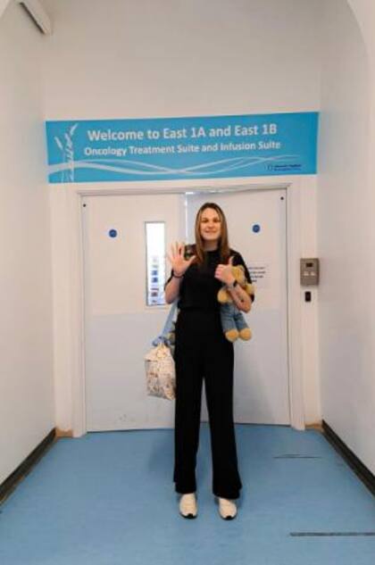 Kirsty Smitten en el hospital, recibiendo su quimioterapia (Foto: Instagram: @healing_my_sarcoma_heart)