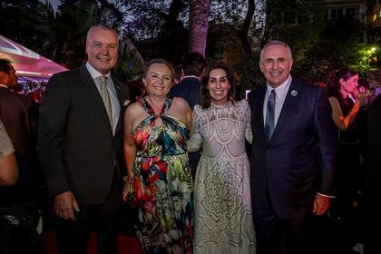Kirsty y Peter Hayes reciben al embajador de los Estados Unidos, Marc Stanley, y a su esposa Wendy Stanley
