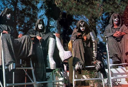 Kiss en la película Ataque de los Fantasmas (1978): Gene Simmons, Peter Criss, Ace Frehley y Paul Stanley