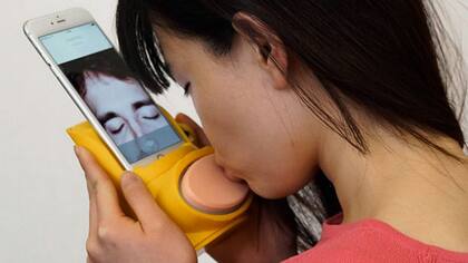 Kissenger, una mezcla entre kiss y messenger, busca desarrollar las tecnologías táctiles para emular el efecto de un beso a distancia