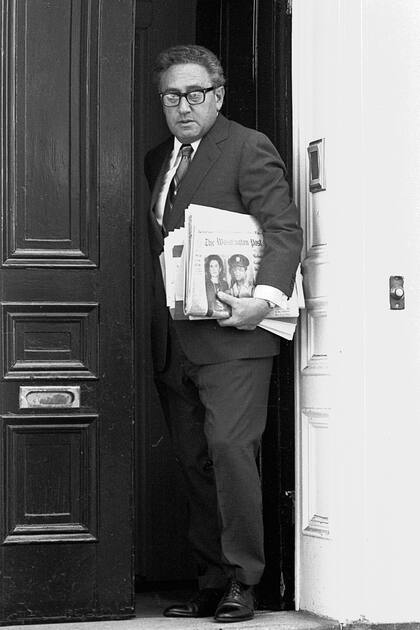 Kissinger, saliendo de su casa en Washington, en 1977