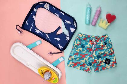 Kit de jabones para azulejos $119 de Todo Moda / Bolsa guarda-juguetes para bañera $460 de Güima / Juguete para facilitar el sueño del bebé $1249 de Taf Toys / Traje de baño de nene $450 de Vik Vok
