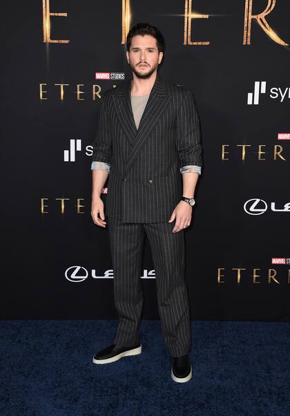 Kit Harington, quien interpreta a Dane Whitman, el Caballero Negro, en Eternals, una reunión con su "hermano" de Game of Thrones, Richard Madden, quien interpreta al poderoso Ikaris en el film de Marvel