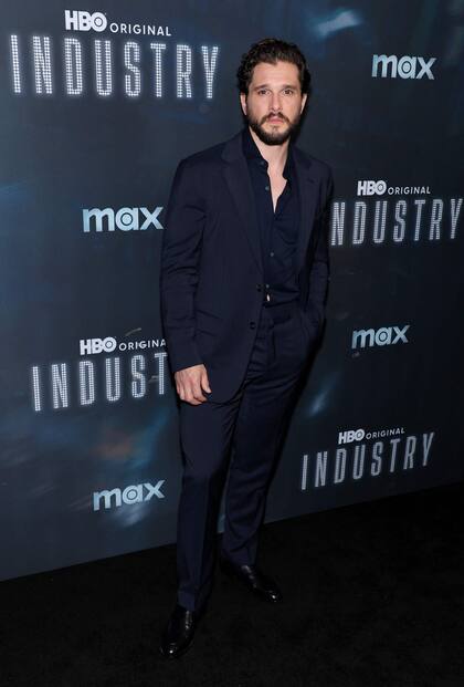 Kit Harington, serio y muy elegante, en la premier mundial de la tercera temporada de la serie de HBO Industry, que tuvo lugar en Nueva York. El actor viene de protagonizar Slave Play, una obra en el Teatro Noël Coward, en el West End de Londres, en donde tuvo una escena con un desnudo frontal