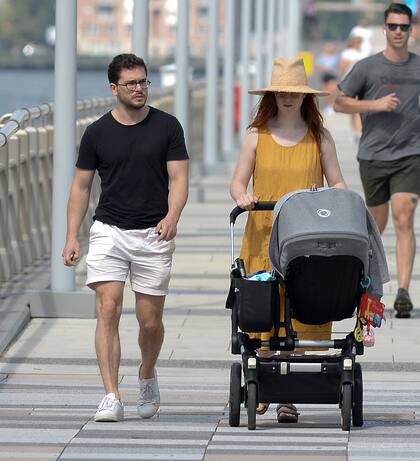 Kit Harington y Rose Leslie, estrellas de Game of Thrones, paseando por unos los puentes del río Hudson, en Nueva York, junto a su pequeño hijo