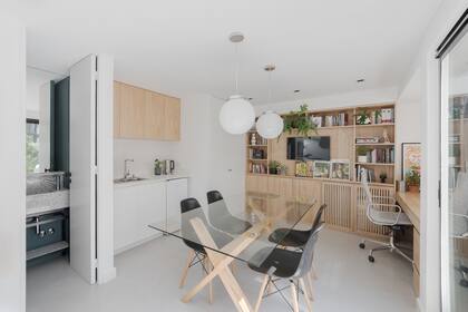 Kitchenette: alacena enchapada en kiri lustrado natural, mesada de Silestone ‘Blanco Zeus’, mueble bajomesada de madera laqueada en blanco (Vita Arquitectura). Toilet: paredes pintadas con SW 6222 Riverway (Sherwin Williams), espejo hasta el techo, vanitory de terrazo ‘New York’ (De Stefano). 