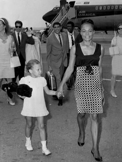 Kitt pasó buena parte de su infancia acompañando a su madre en sus giras