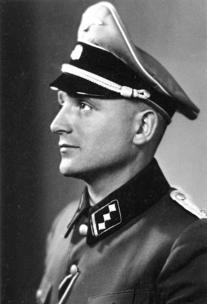 Klaus Barbie, con uniforme nazi. En mayo de 1942 fue destinado a Lyon, Francia. Allí se ganó el apodo de "El Carnicero de Lyon" como jefe de la Gestapo local.