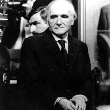 Klaus Barbie esposado durante su juicio en Lyon.