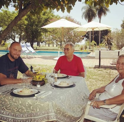 Klausito con su padre, Klaus, y su madre, Sara.