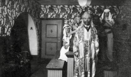 Klimt en una fiesta de disfraces en 1916, en una de las fotos reproducidas por Google Arts & Culture