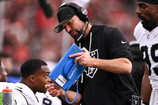 Klint Kubiak avanza rápido para completar su cuerpo de entrenadores con los Raiders