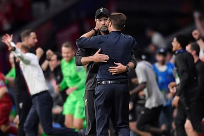 El abrazo de Klopp y Pochettino, ajenos a los festejos de la gente de Liverpool
