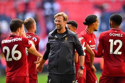 Klopp y una sonrisa ancha: Liverpool lleva cinco victorias en cinco partidos en la Premier League.