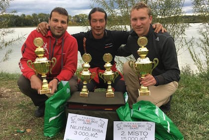 Knapo (derecha) participaba de competencias de pesca