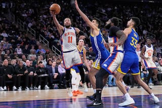 Knicks remontan 21 puntos y vencen 110-107 a los Warriors mermados