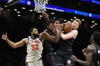 Knicks sufren para vencer 93-92 a Nets y mantener viva su hegemonía en la rivalidad de Nueva York