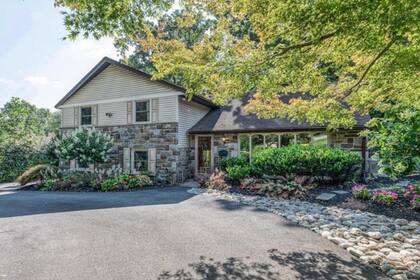 Según los registros de los agentes David Wyher y TJ Sokso de la inmobiliaria Compass, la propiedad fue vendida el 6 de noviembre por 810.000 dólares