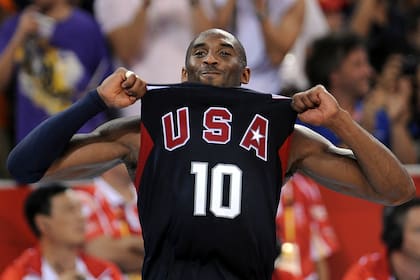 Kobe Bryant celebra al final del partido por la medalla de oro de básquetbol en los Juegos Olímpicos de Beijing 2008