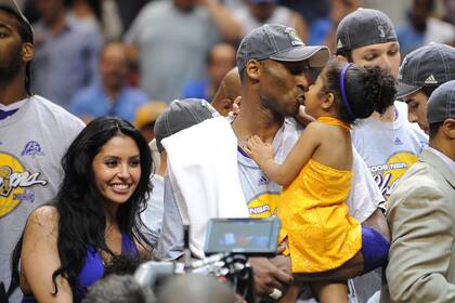 Kobe Bryant, celebra la victoria con su familia después del Juego 5 de las Finales de la NBA contra el Orlando Magic (2009)
