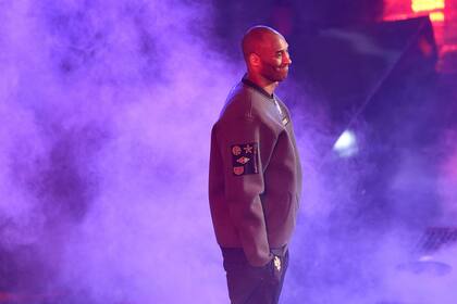 Kobe Bryant, de Los Angeles Lakers observa durante las presentaciones de jugadores antes del Juego de Estrellas de la NBA