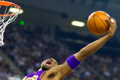 Kobe Bryant, de los Lakers de Los Ángeles, busca un rebote durante la primera mitad del juego cuatro de las semifinales de la Conferencia Oeste contra los Sacramento Kings en Sacramento, California.