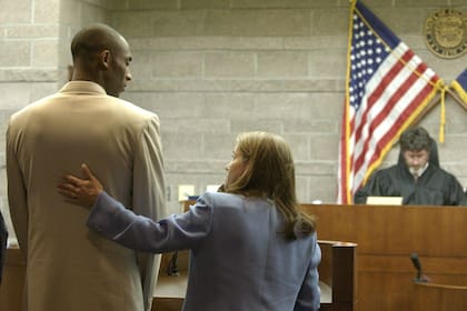 Kobe Bryant enfrentando su cargo por agresión sexual en uno de los juzgados de los Estados Unidos