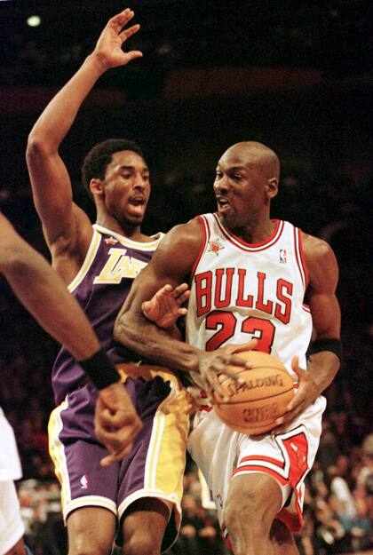 Kobe defendiendo a Jordan en uno de los enfrentamientos que tuvieron en las temporadas que compartieron en la NBA