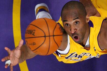 Kobe Bryant salta para un rebote contra los Denver Nuggets